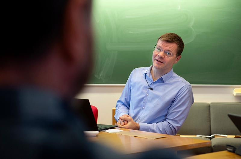 KORONA_DSC2377 copy.jpg Mann sitter i en stol